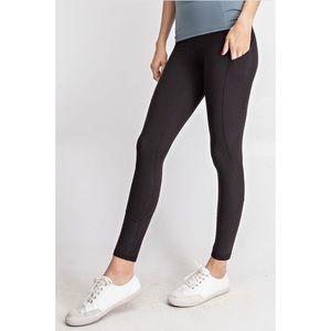 Black yoga pants with side pockets